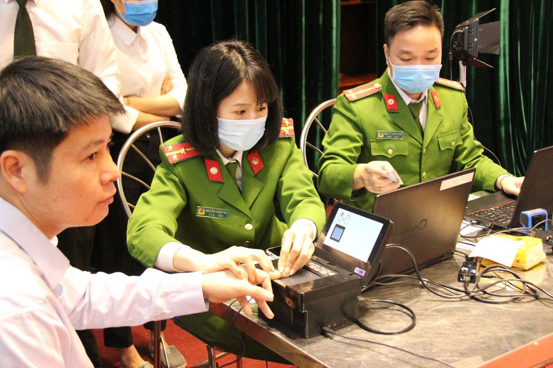 Công dân thực hiện thủ tục làm CCCD có thể mở tài khoản định danh điện tử.