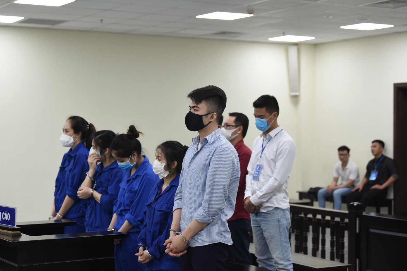 Nhóm bị cáo tại tòa