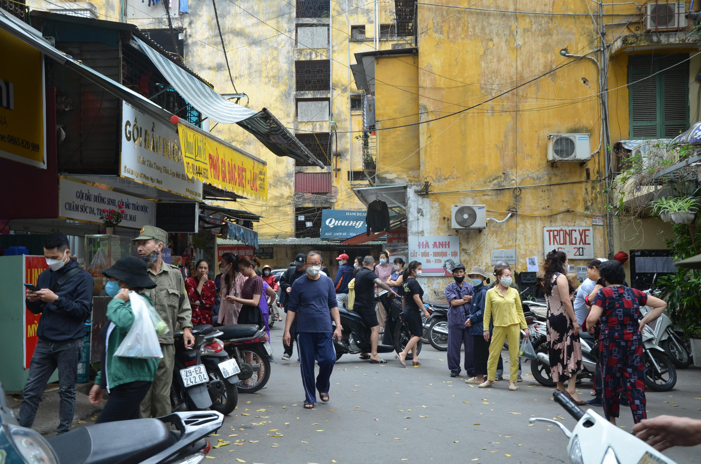 Người dân tụ tập bên ngoài hiện trường theo dõi lực lượng chức năng làm nhiệm vụ.