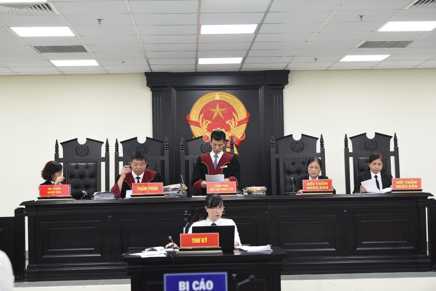 HĐXX kiểm tra nhân thân bị cáo trong phần khai mạc phiên tòa.