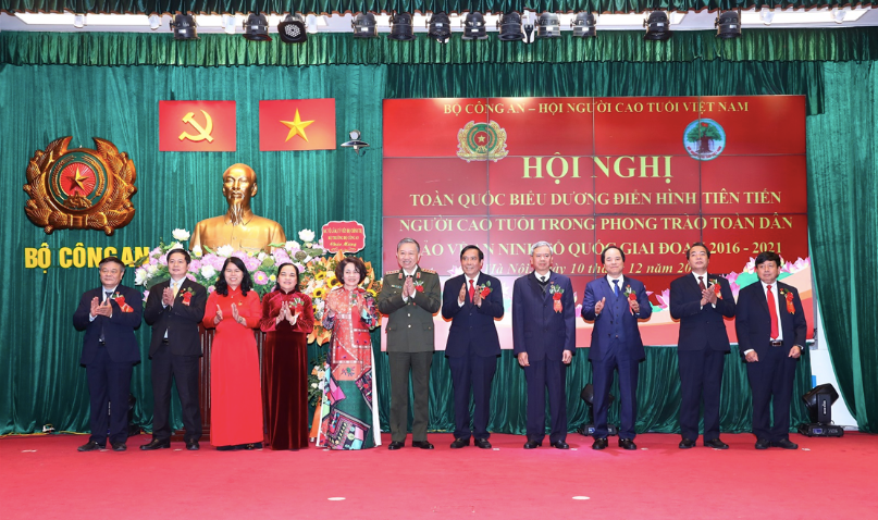 Đại tướng Tô Lâm trao Kỷ niệm chương "bảo vệ an ninh Tổ quốc" cho lãnh đạo Hội người cao tuổi.