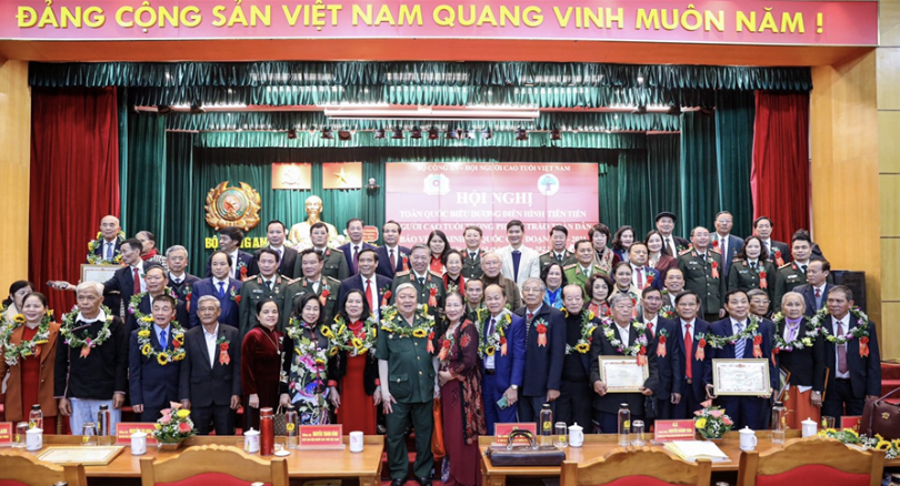 Các đại biểu chụp ảnh lưu niệm tại Hội nghị.