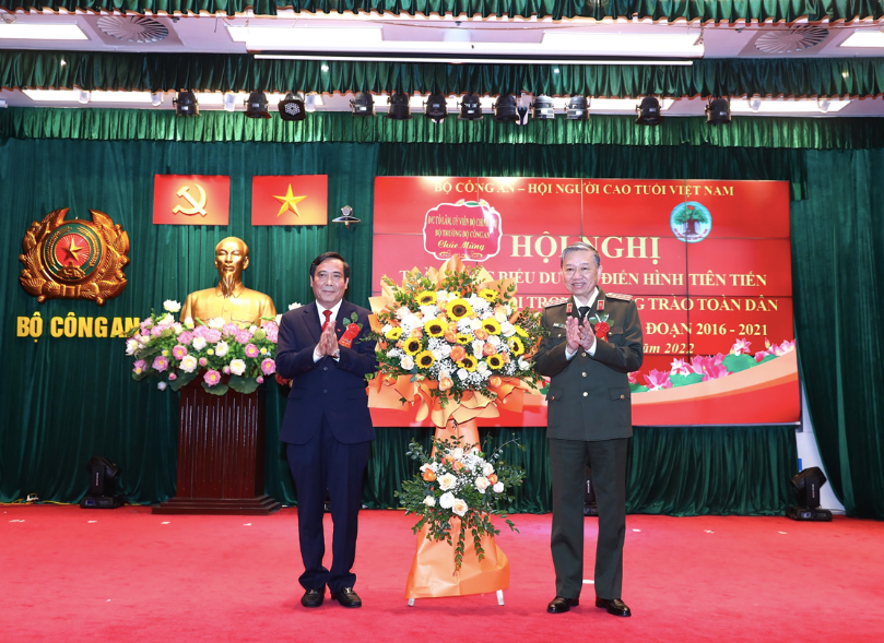 Đại tướng Tô Lâm tặng hoa chúc mừng Hội nghị. Ảnh: BCA.