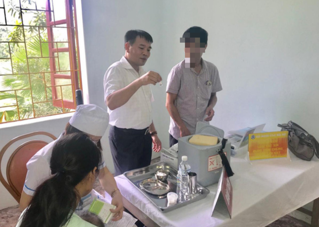 Giám đốc CDC tỉnh Hà Giang (áo trắng) nhận hơn 1 tỷ đồng hoa hồng của Công ty Việt Á. Giám đốc CDC tỉnh Hà Giang (áo trắng) nhận hơn 1 tỷ đồng hoa hồng của Công ty Việt Á.