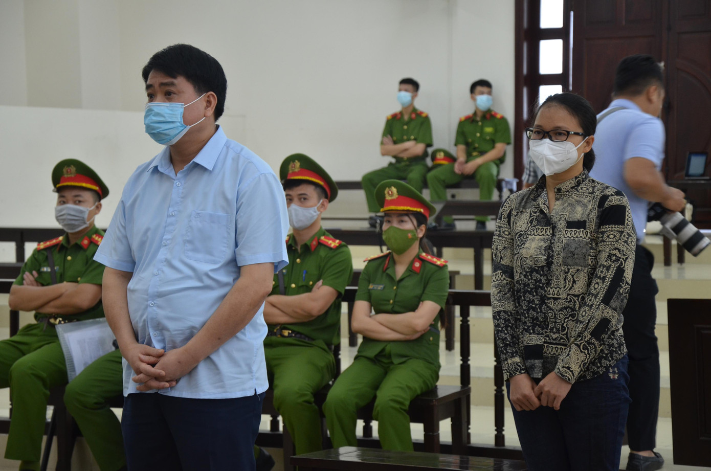 Cựu Chủ tịch Nguyễn Đức Chung cùng đồng phạm tại tòa.