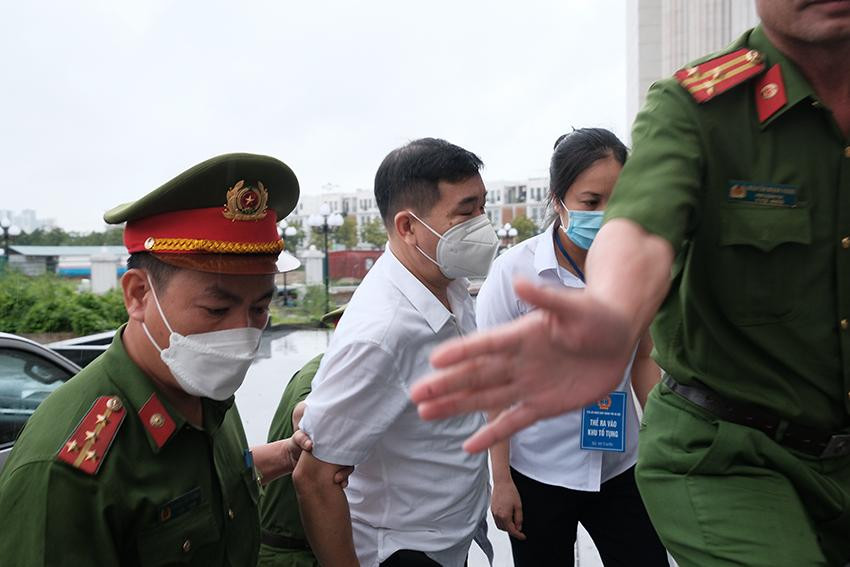 Người thân tranh thủ tiếp cận ông Phùng Anh Lê sau một thời gian bị tạm giữ.