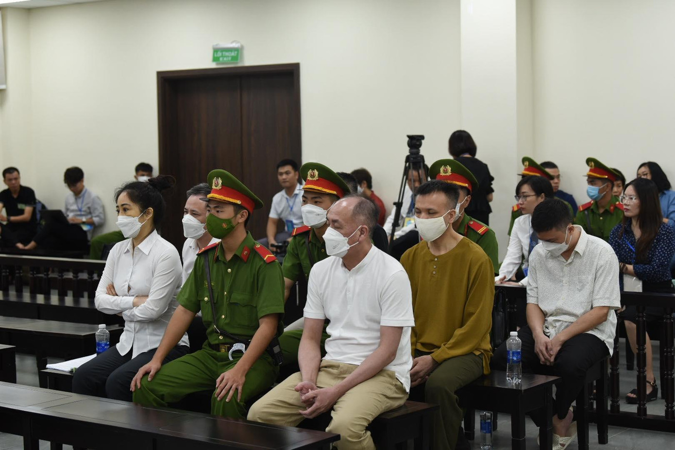 Nhóm bị cáo trong phòng xử.