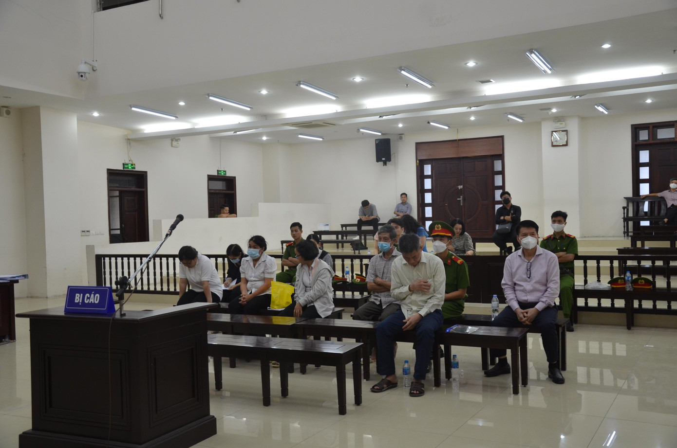 Các bị cáo hầu tòa phúc thẩm cùng ông Trương Quốc Cường.