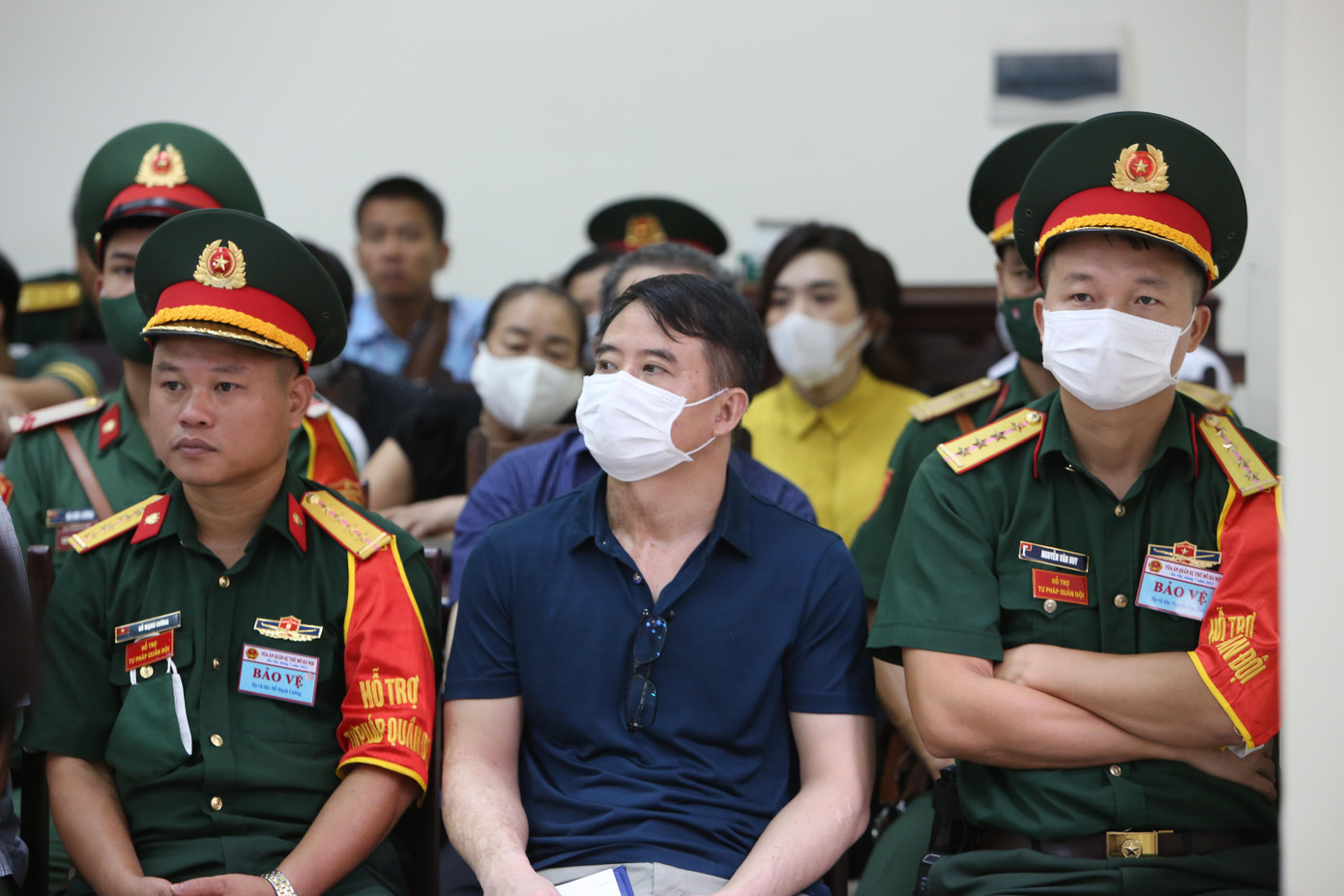 Bị cáo Nguyễn Thế Anh (giữa). Bị cáo Nguyễn Thế Anh (giữa).