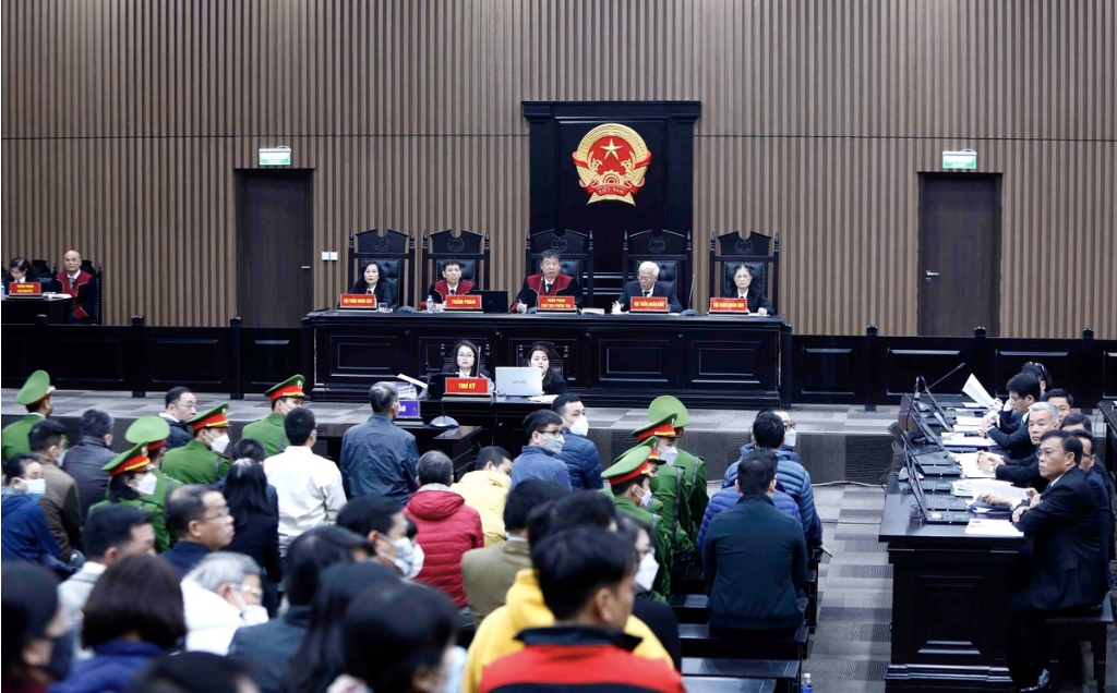 HĐXX xét hỏi các bị cáo. HĐXX xét hỏi các bị cáo.