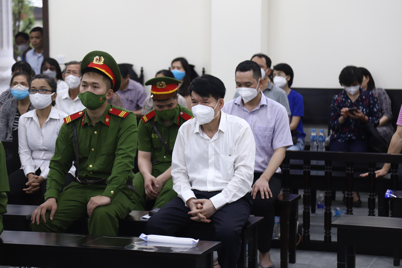 Bị cáo Trương Quốc Cường (áo sơ mi trắng).