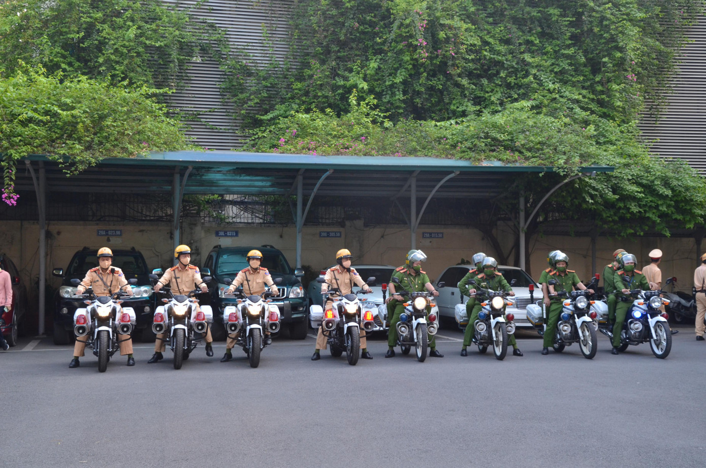 Lực lượng Công an quận Cầu Giấy kiểm tra công tác đảm bảo trật tự, an toàn giao thông và văn minh đô thị trên địa bàn quận.