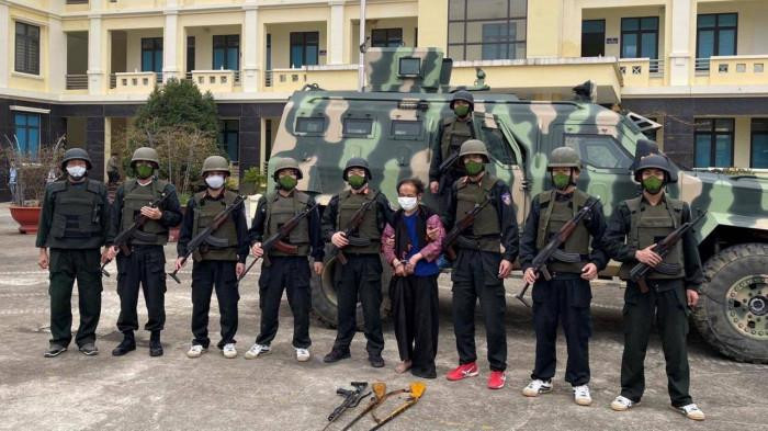 Đối tượng Sồng A Tồng bị lực lượng chức năng bắt giữ.