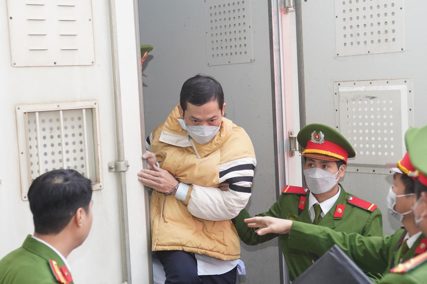 Trong vụ án có bà Nguyễn Thị Thanh Nhàn cùng 7 đồng phạm đang bỏ trốn, tòa đã chỉ định luật sư bào chữa.