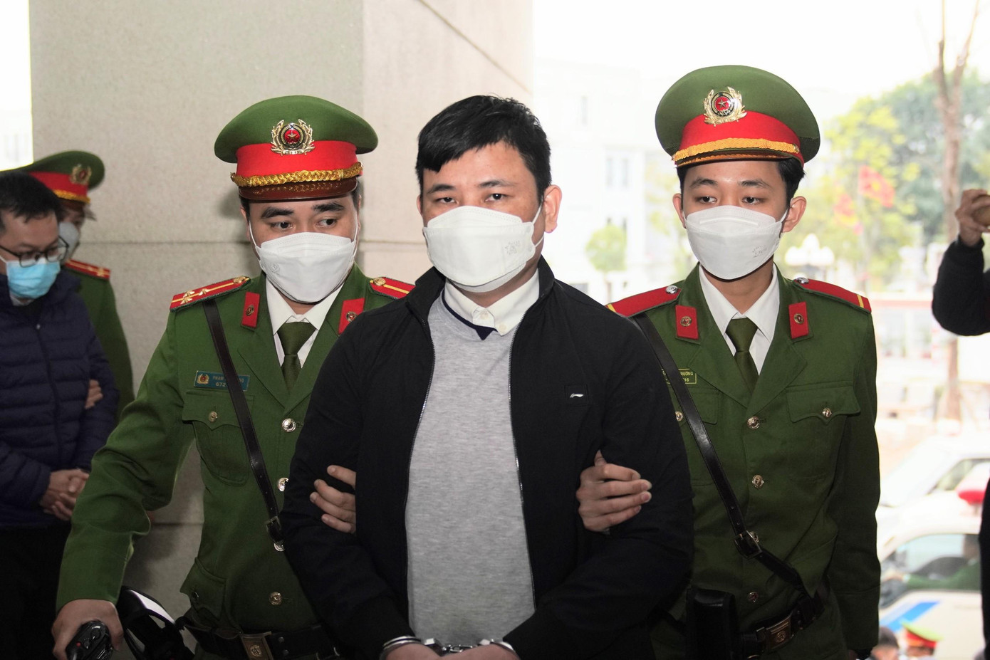Các bị cáo trong vụ án bị dẫn giải đến tòa.