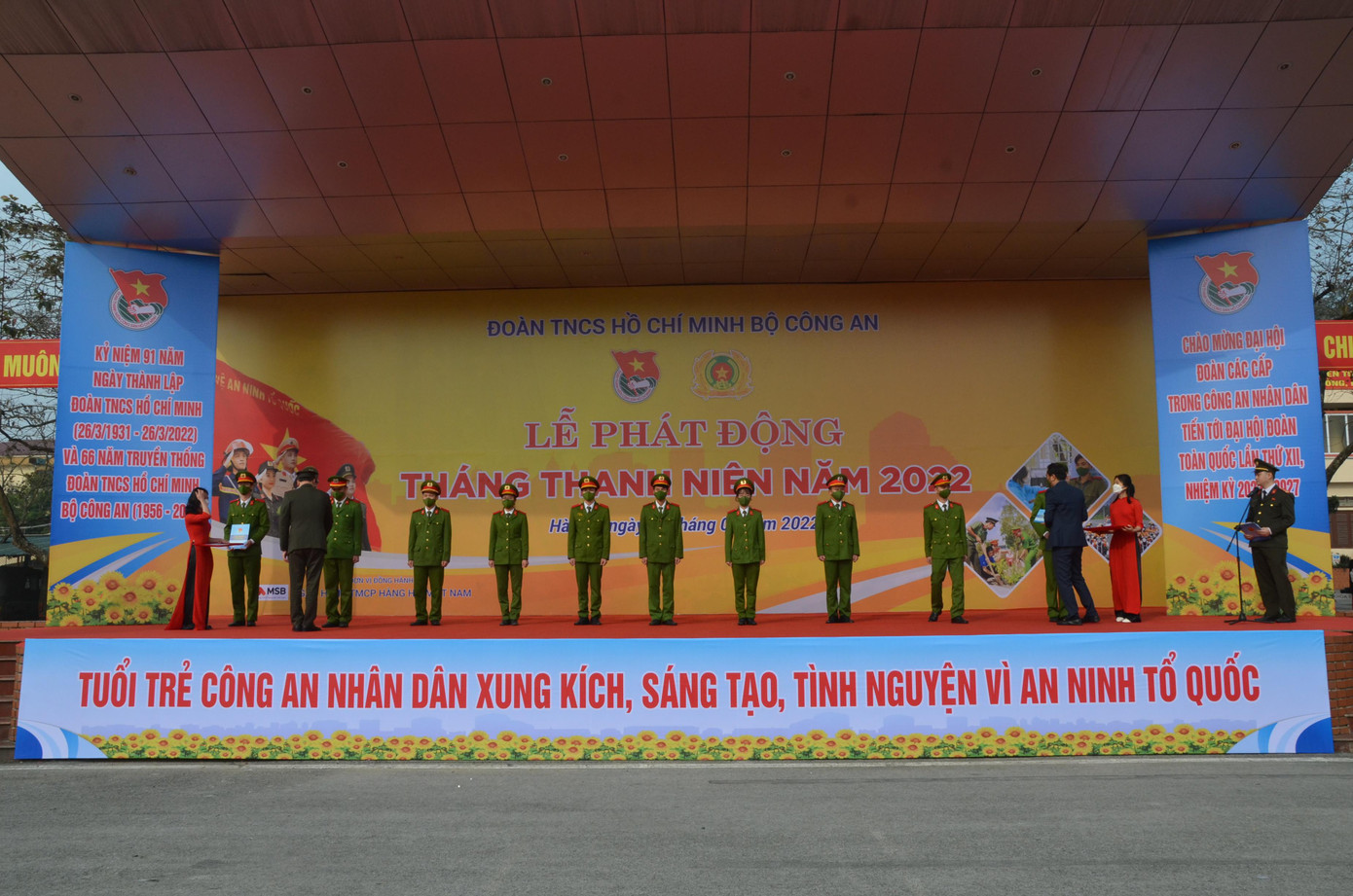 Đại diện Trường Cao đẳng CSND 1 và lãnh đạo Trung ương đoàn tặng quà cho đoàn viên công an có hoàn cảnh khó khăn. Đại diện Trường Cao đẳng CSND 1 và lãnh đạo Trung ương đoàn tặng quà cho đoàn viên công an có hoàn cảnh khó khăn.