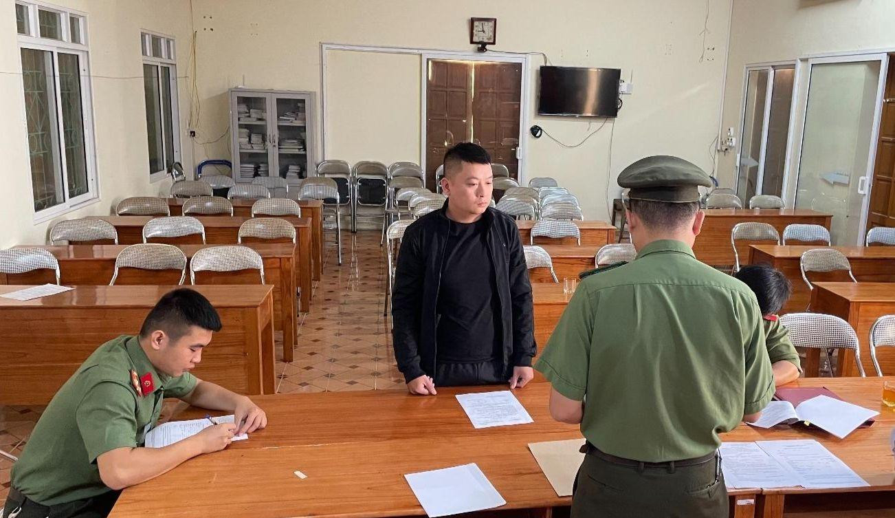 Bị can Hoàng Thao (áo đen). Bị can Hoàng Thao (áo đen).