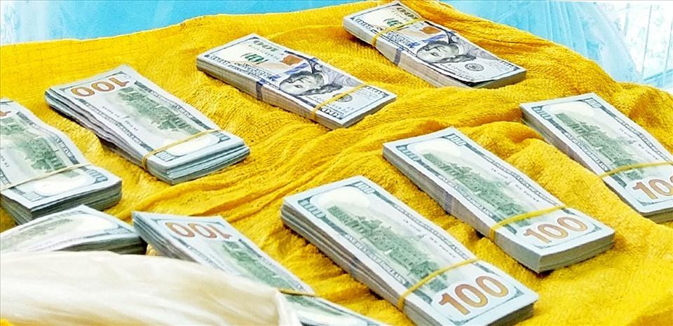 Tang vật một vụ vận chuyển ngoại tệ trái phép qua biên giới.