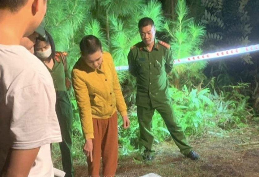 Bị can Nguyễn Thị Khuê (áo vàng).