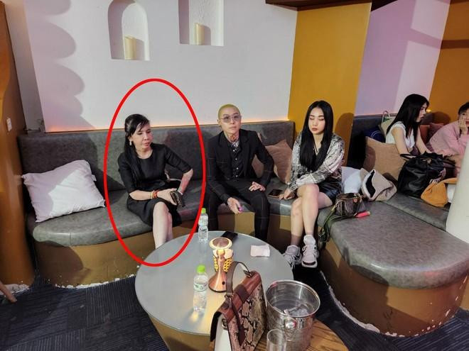 Dung "thà" cùng đồng phạm tại quán bar.