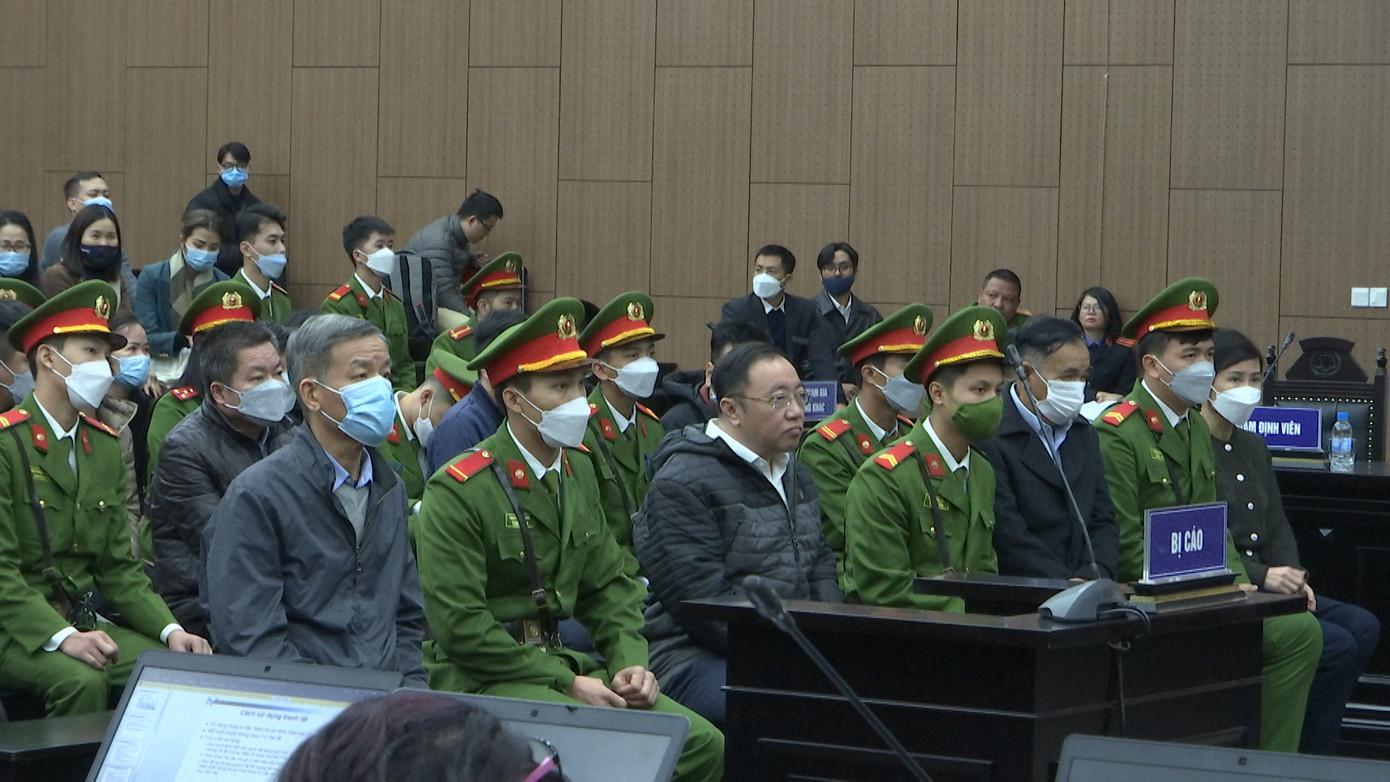 Bị cáo Phan Huy Anh Vũ (đeo kính) ngồi trước bục khai báo. Bị cáo Phan Huy Anh Vũ (đeo kính) ngồi trước bục khai báo.