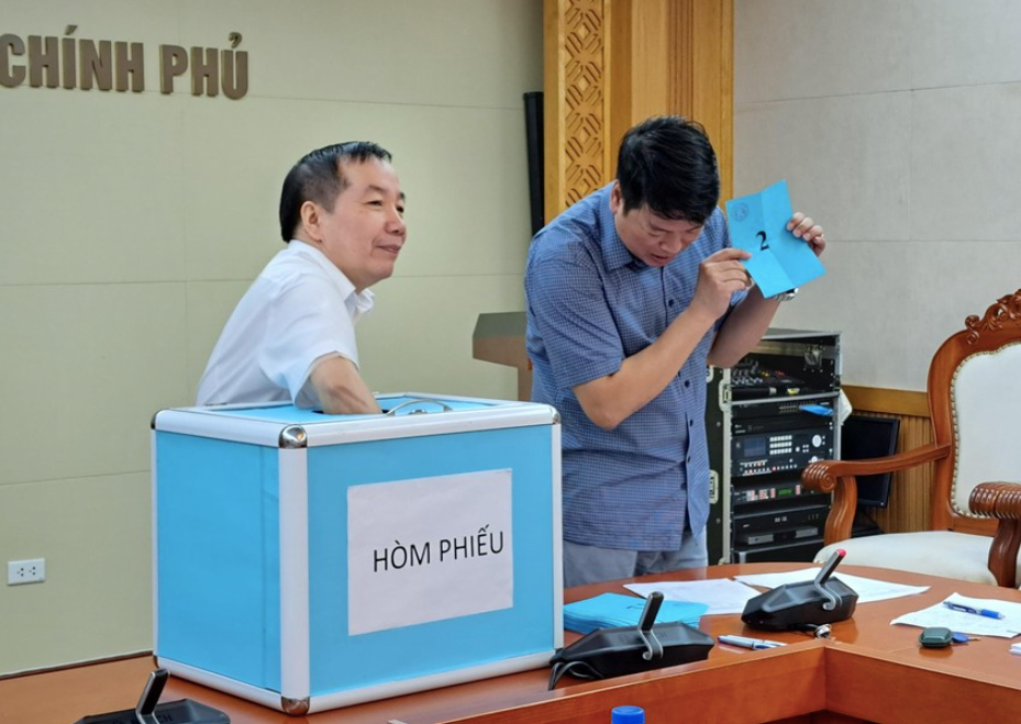 Ông Hoàng Thái Dương, Cục trưởng Cục Phòng, chống tham nhũng, Thanh tra Chính phủ (áo trắng) bốc thăm. Ảnh: CTV.