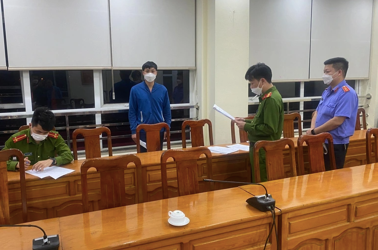 Cơ quan chức năng tống đạt quyết định khởi tố, bắt giam Nguyễn Văn Hưng. Cơ quan chức năng tống đạt quyết định khởi tố, bắt giam Nguyễn Văn Hưng.