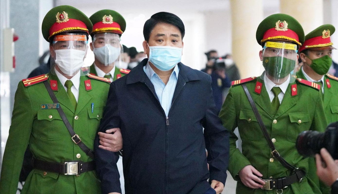 Ông Nguyễn Đức Chung bị dẫn giải đến một phiên xử. Ông Nguyễn Đức Chung bị dẫn giải đến một phiên xử.