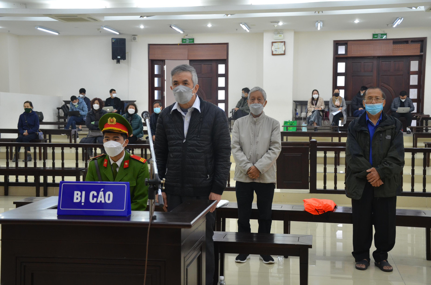 Các bị cáo tại tòa phúc thẩm.