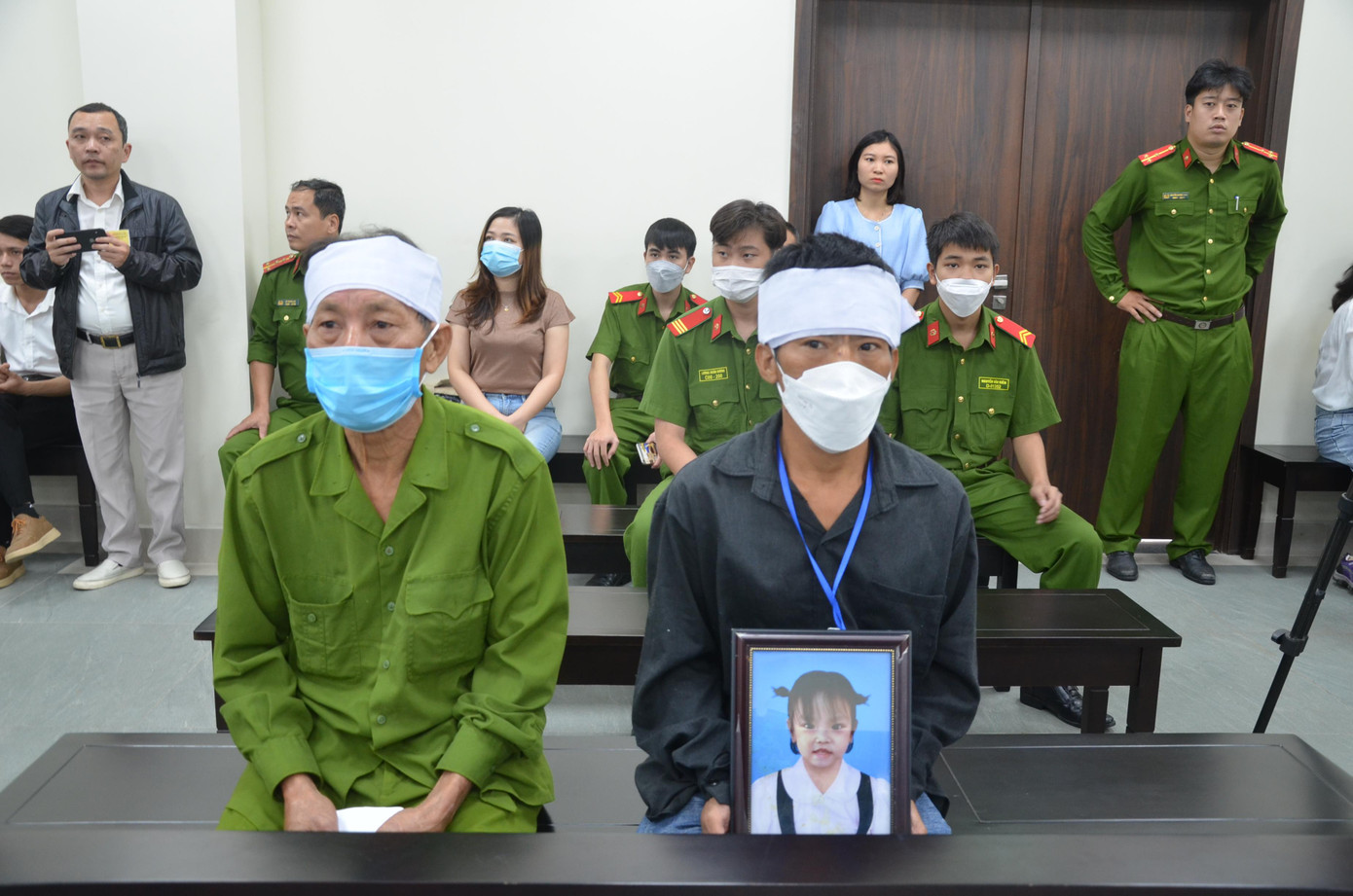 Người thân bé gái 3 tuổi có mặt tại phiên tòa.