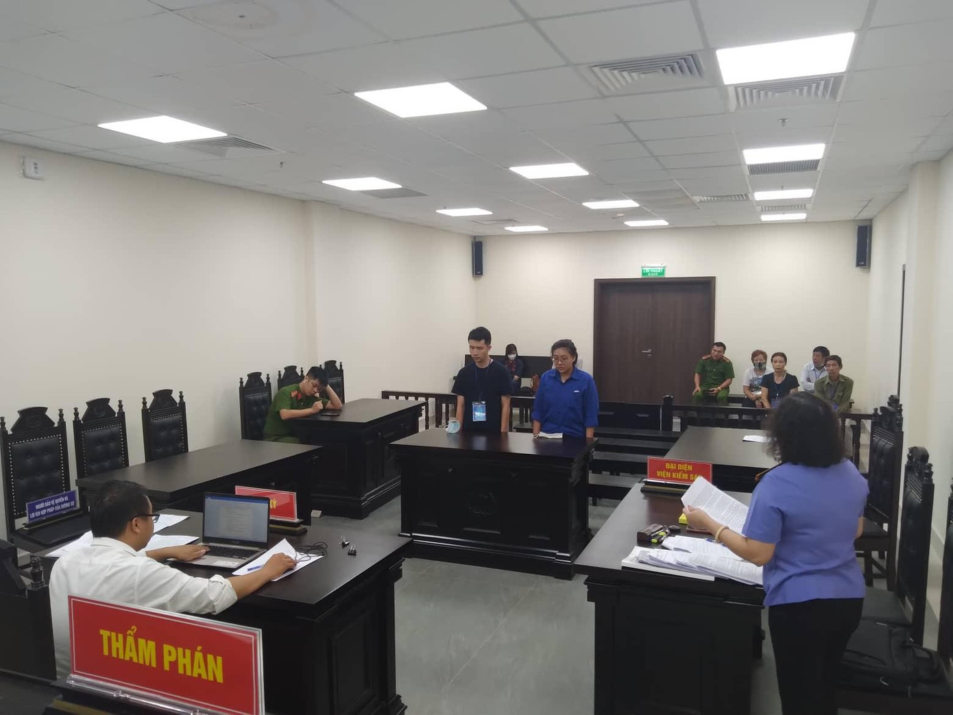 Hai vợ chồng bị cáo Long và Trang tại tòa.