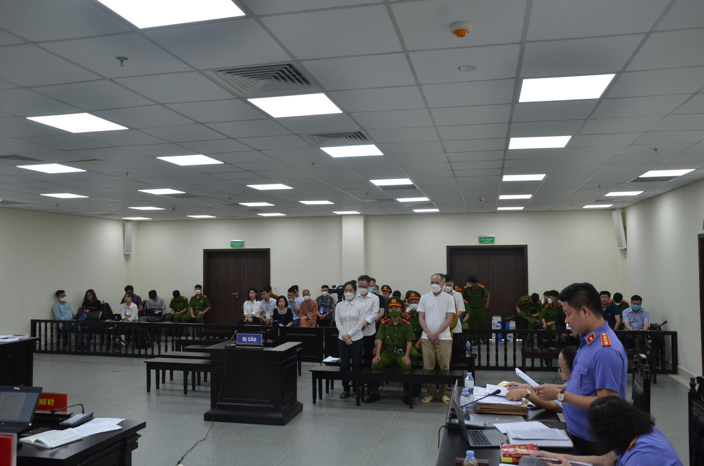 Nhóm bị cáo tại toà.