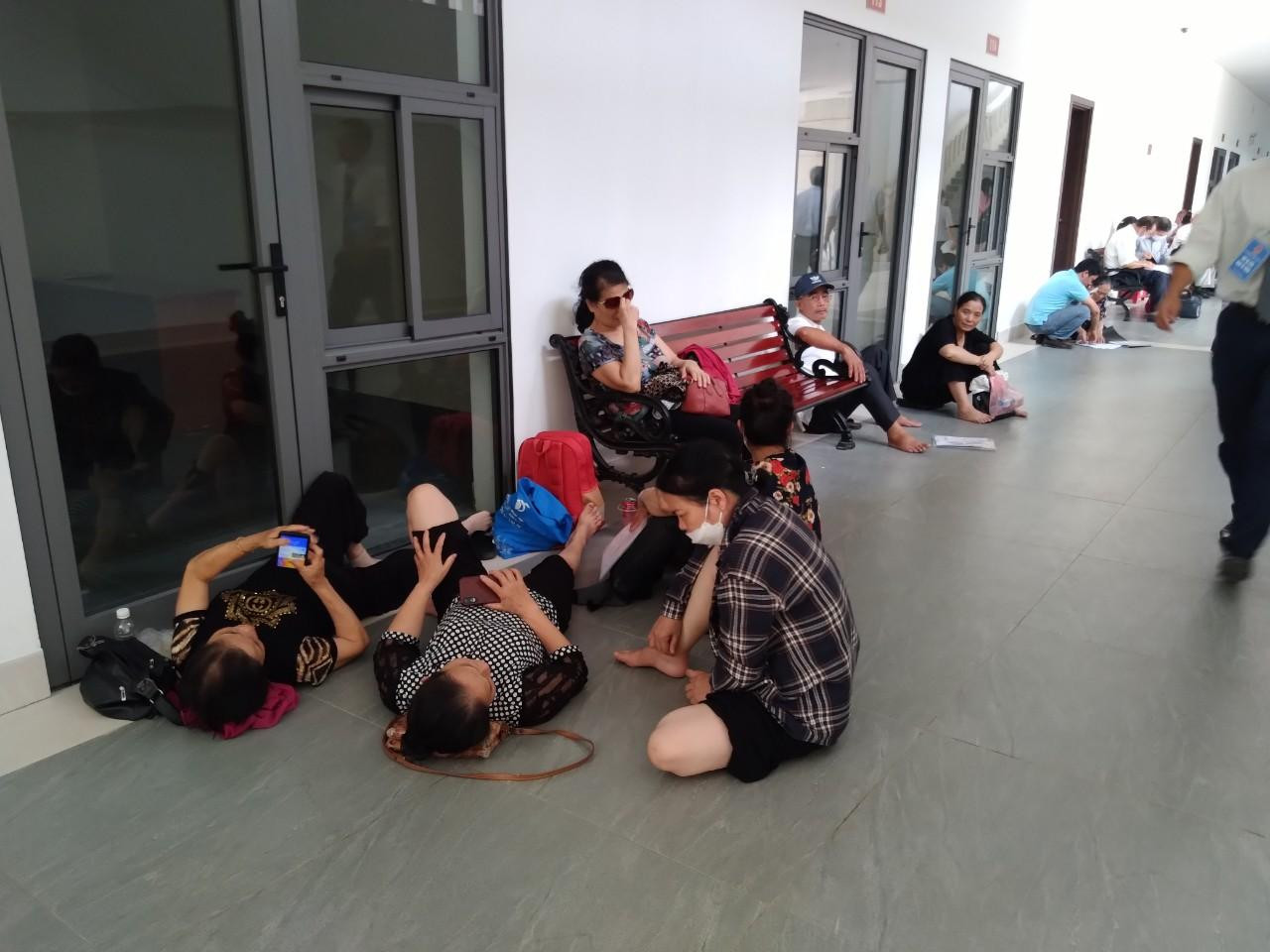 Các bị hại nằm tại tòa trong giờ giải lao. Các bị hại nằm tại tòa trong giờ giải lao.