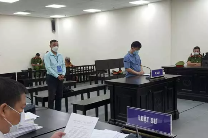 Hai bị cáo tại tòa.