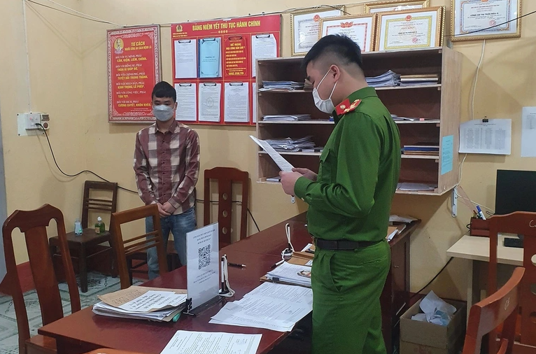 Cảnh sát tống đạt quyết định khởi tố 1 trong số 4 đối tượng. Cảnh sát tống đạt quyết định khởi tố 1 trong số 4 đối tượng.