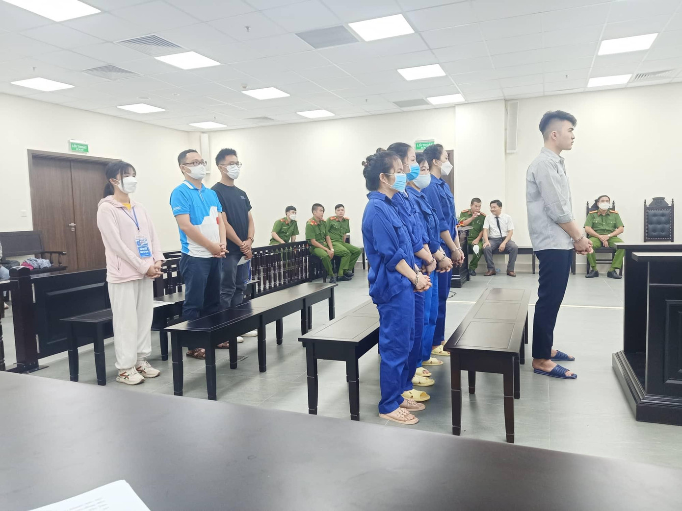 Hôm 31/8, TAND TP Hà Nội đưa nhóm đối tượng ra xét xử sơ thẩm song do một bị cáo mắc COVID-19 và bị hại vắng mặt nên phiên tòa tạm hoãn.