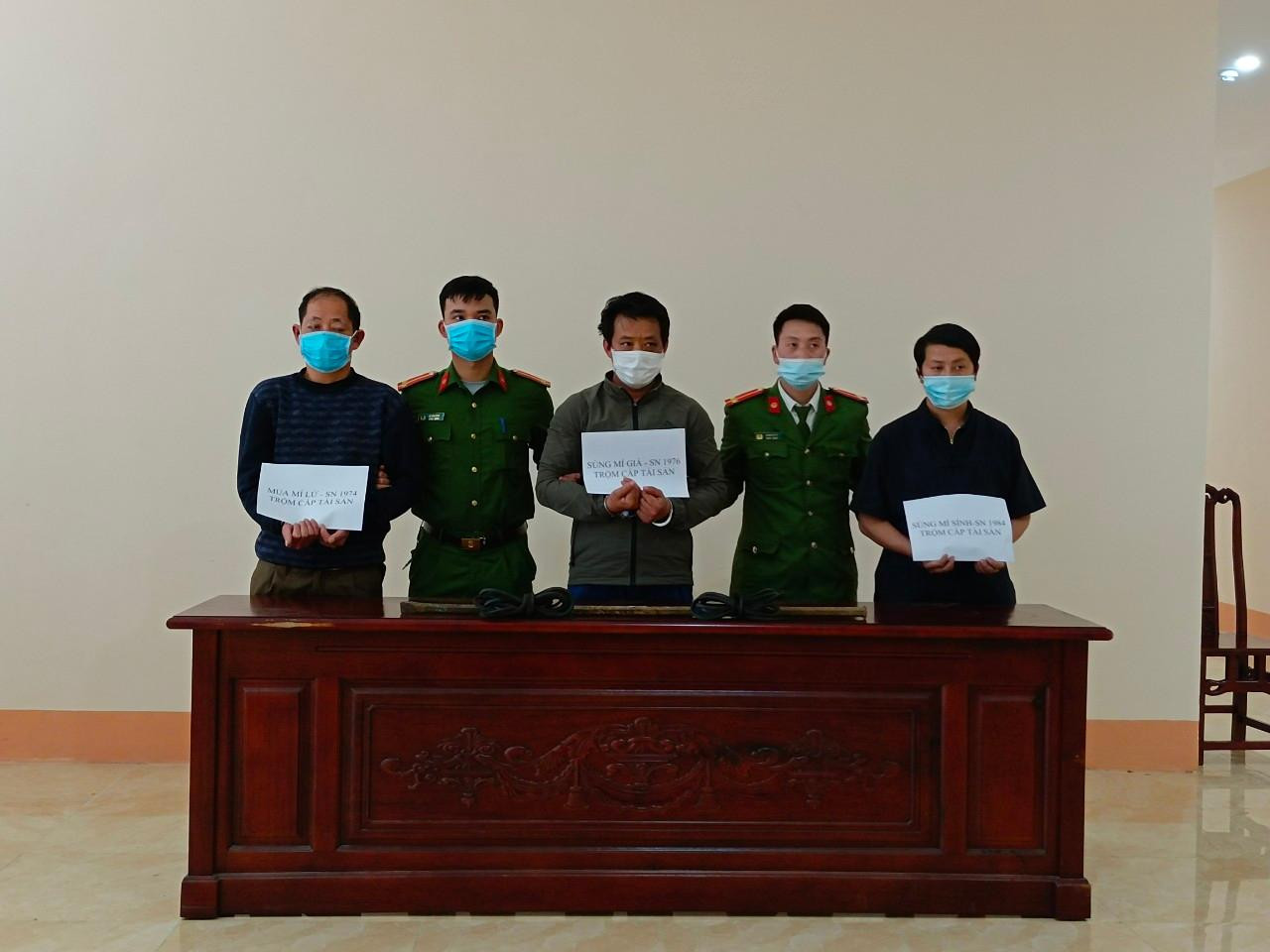 Các đối tượng bị cảnh sát bắt giữ.