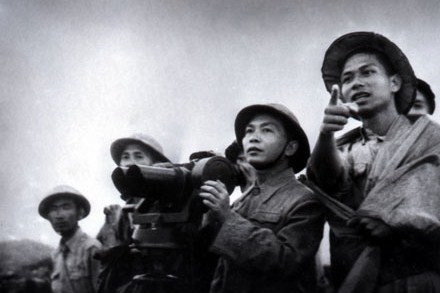 Đại tướng Võ Nguyên Giáp quan sát trận địa Điện Biên Phủ lần cuối trước khi nổ súng. . Đại tướng Võ Nguyên Giáp quan sát trận địa Điện Biên Phủ lần cuối trước khi nổ súng.