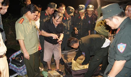 Đại tá Bùi Đức Sòn, Giám đốc Công an tỉnh Hòa Bình chỉ đạo khám phá vụ vận chuyển 100 bánh heroin trên địa bàn