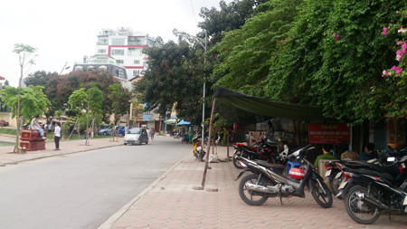 Lực lượng công an phải chốt trực để đảm bảo an toàn. Lực lượng công an phải chốt trực để đảm bảo an toàn