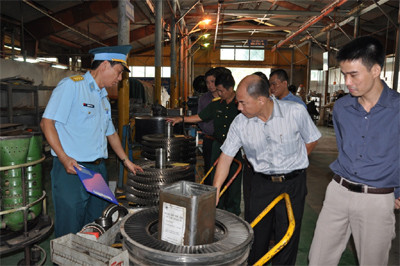 Lãnh đạo nhà máy đang giới thiệu với khách hàng về năng lực sửa chữa động cơ turbin khí động học