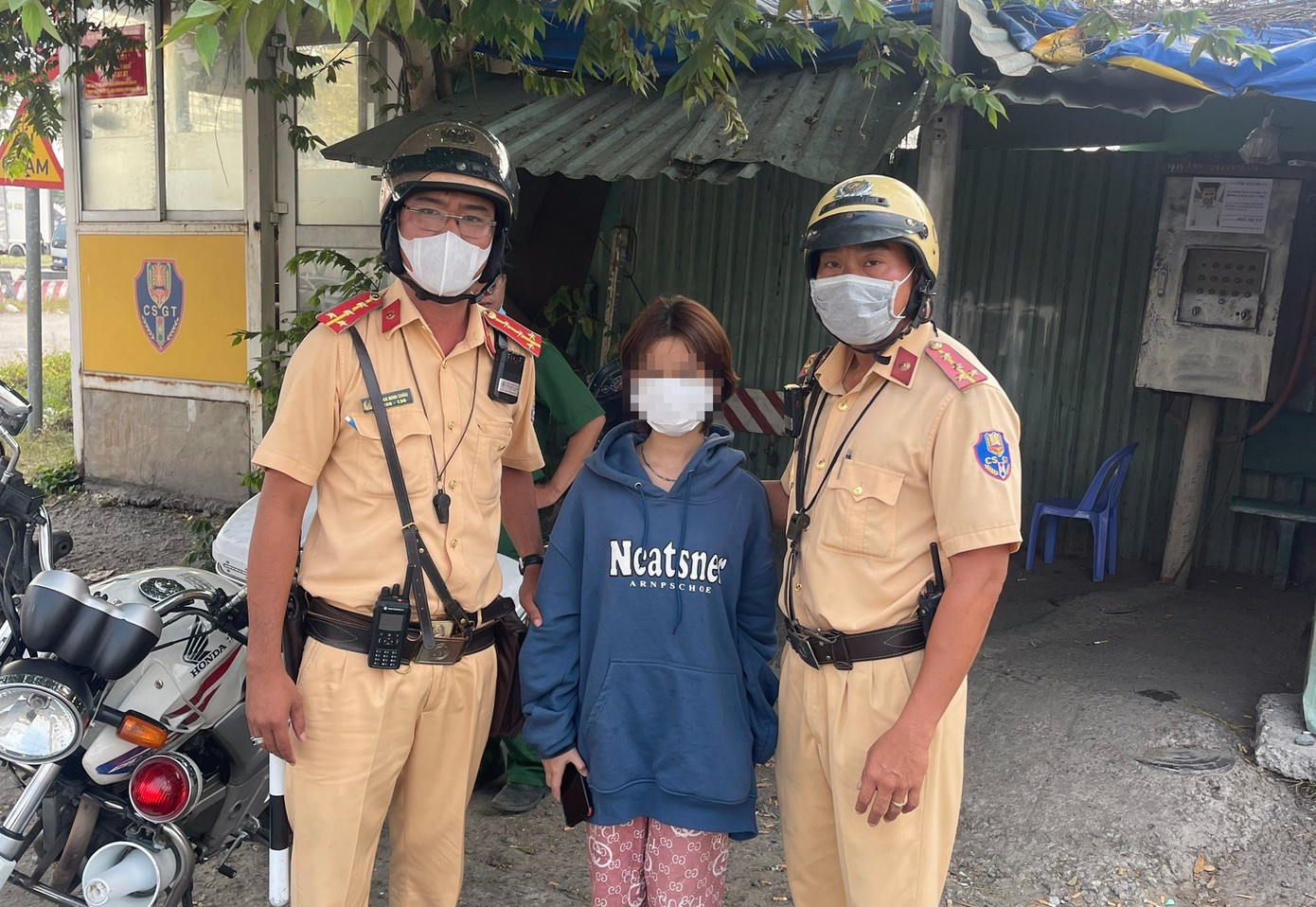 Lực lượng CSGT kịp thời hỗ trợ, đưa bé gái 14 tuổi đến Công an phường Tân Phong, quận 7 để cùng phối hợp trong việc liên hệ với gia đình của em này. Ảnh: PC08 cung cấp Lực lượng CSGT kịp thời hỗ trợ, đưa bé gái 14 tuổi đến Công an phường Tân Phong, quận 7 để cùng phối hợp trong việc liên hệ với gia đình của em này. Ảnh: PC08 cung cấp