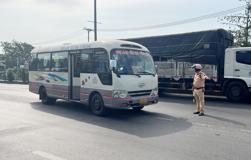 Sở GTVT TPHCM yêu cầu rà soát, lập danh sách các vị trí có tình trạng dừng, đỗ, đón, trả khách không đúng quy định trên địa bàn thành phố. (Ảnh minh họa) Sở GTVT TPHCM yêu cầu rà soát, lập danh sách các vị trí có tình trạng dừng, đỗ, đón, trả khách không đúng quy định trên địa bàn thành phố. (Ảnh minh họa)