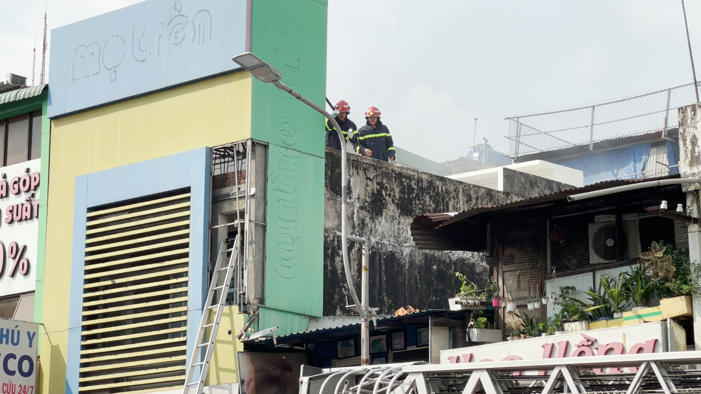 Cảnh sát tiếp cận từ nhiều hướng của ngôi nhà. Cảnh sát tiếp cận từ nhiều hướng của ngôi nhà.