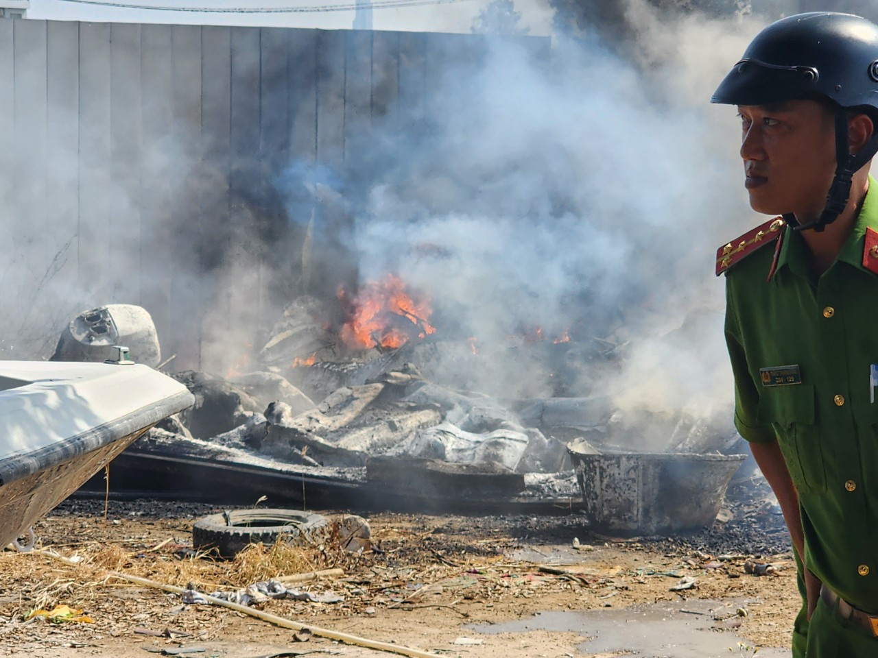 Nhiều ca nô bị lửa thiêu rụi. Ảnh: Đ.V Nhiều ca nô bị lửa thiêu rụi. Ảnh: Đ.V