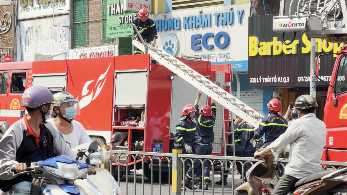 Lực lượng cảnh sát PCCC được huy động đến hiện trường. Lực lượng cảnh sát PCCC được huy động đến hiện trường.