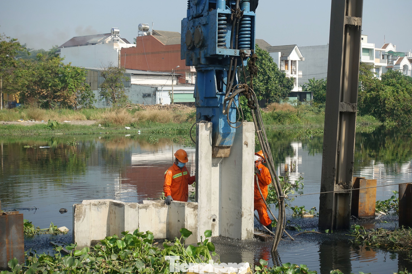 Sau khi được phát lệnh khởi công, công nhân tại công trường dự án đã bắt đầu triển khai công việc. Sau khi được phát lệnh khởi công, công nhân tại công trường dự án đã bắt đầu triển khai công việc.