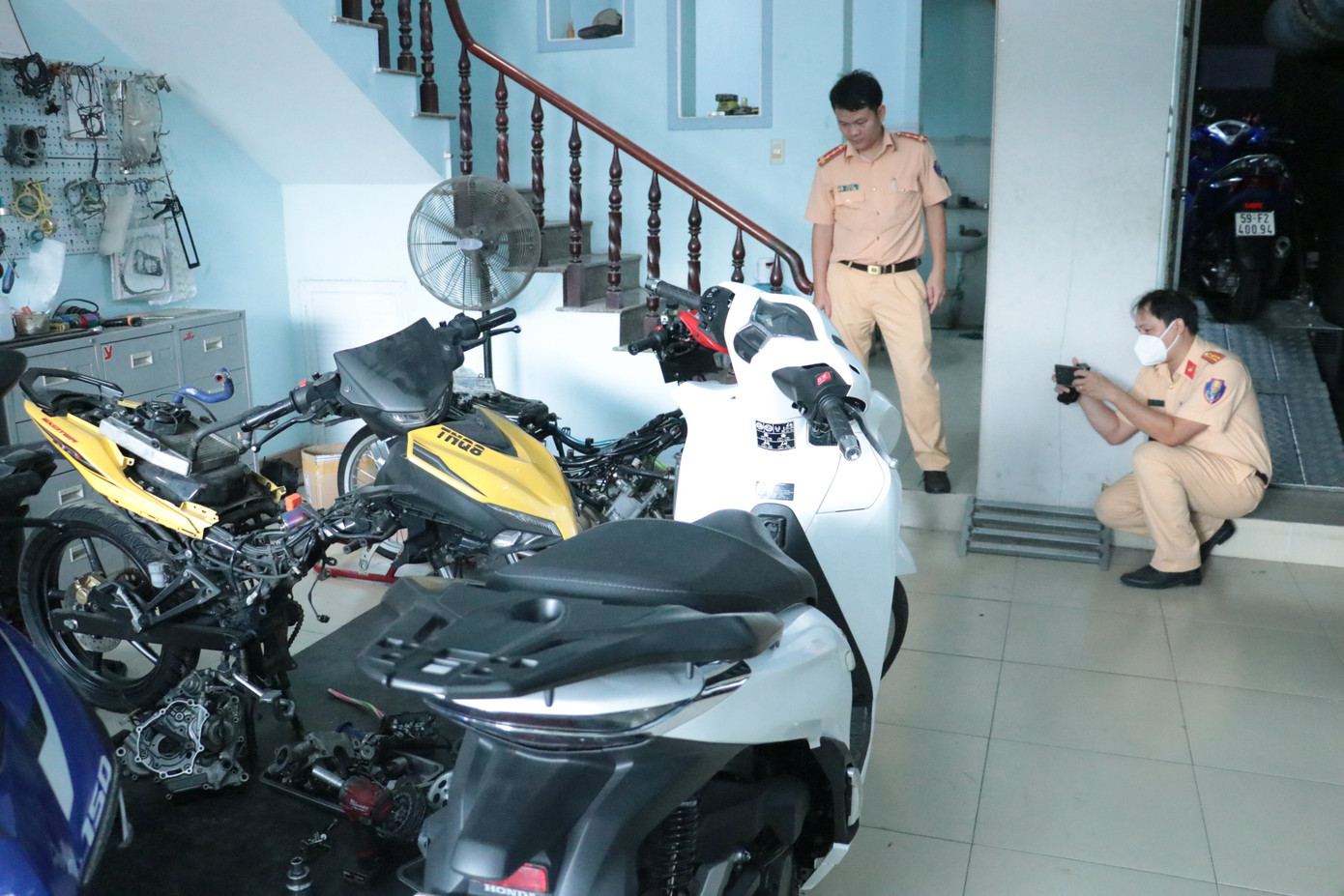 Lực lượng Phòng CSGT đường bộ - đường sắt Công an TPHCM phối hợp Công an các quận, huyện và TP Thủ Đức đồng loạt kiểm tra 11 tiệm sửa xe nghi vấn "độ xe". Ảnh: PC08 Lực lượng Phòng CSGT đường bộ - đường sắt Công an TPHCM phối hợp Công an các quận, huyện và TP Thủ Đức đồng loạt kiểm tra 11 tiệm sửa xe nghi vấn "độ xe". Ảnh: PC08