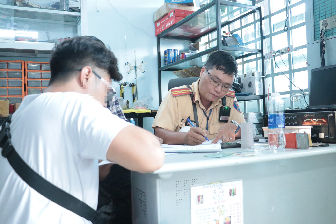 Các trường hợp vi phạm đều bị lập biên bản và bàn giao cho cơ quan công an để tiếp tục xử lý theo quy định. Các trường hợp vi phạm đều bị lập biên bản và bàn giao cho cơ quan công an để tiếp tục xử lý theo quy định.