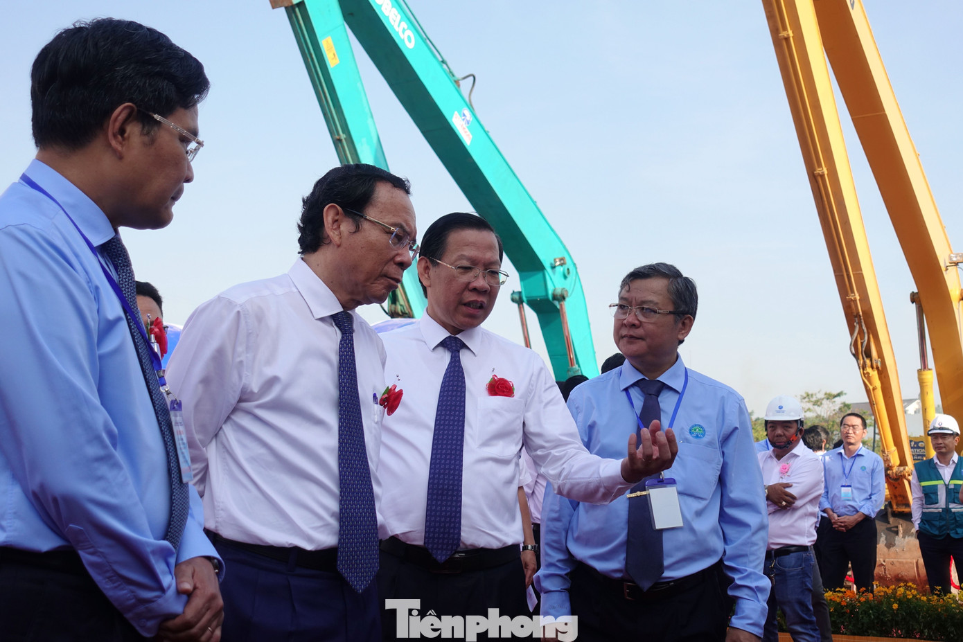 Bí thư Thành ủy TPHCM Nguyễn Văn Nên cùng Chủ tịch UBND TPHCM Phan Văn Mãi thị sát dự án xây dựng hạ tầng và cải tạo môi trường kênh Tham Lương - Bến Cát - Rạch Nước Lên. Bí thư Thành ủy TPHCM Nguyễn Văn Nên cùng Chủ tịch UBND TPHCM Phan Văn Mãi thị sát dự án xây dựng hạ tầng và cải tạo môi trường kênh Tham Lương - Bến Cát - Rạch Nước Lên.